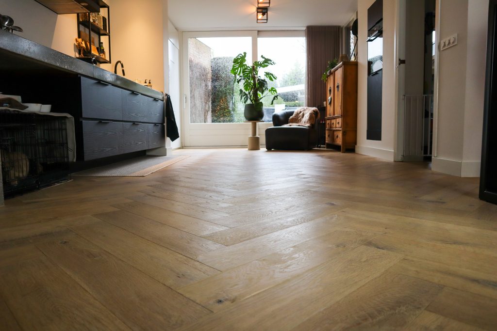 Interieur met houten vloer en moderne keuken