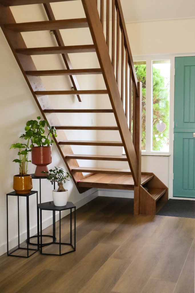 Houten trap met planten en mooie vloer