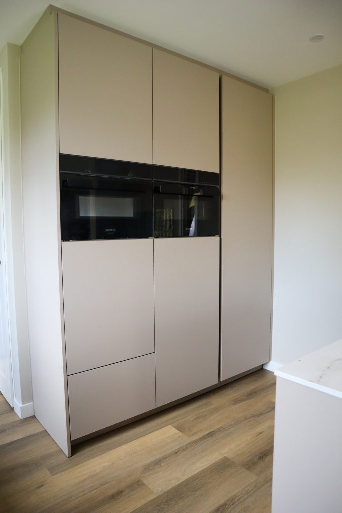 Moderne keukenkast met ingebouwde oven