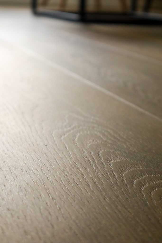 Close-up houten vloertextuur met licht en schaduw.