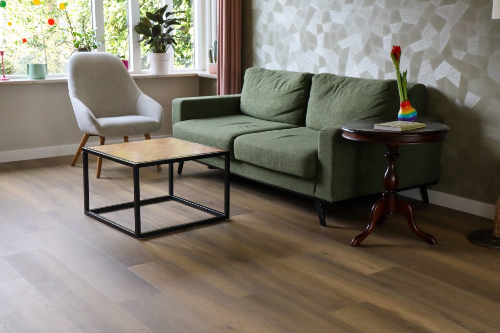 Moderne woonkamer met groene bank en planten