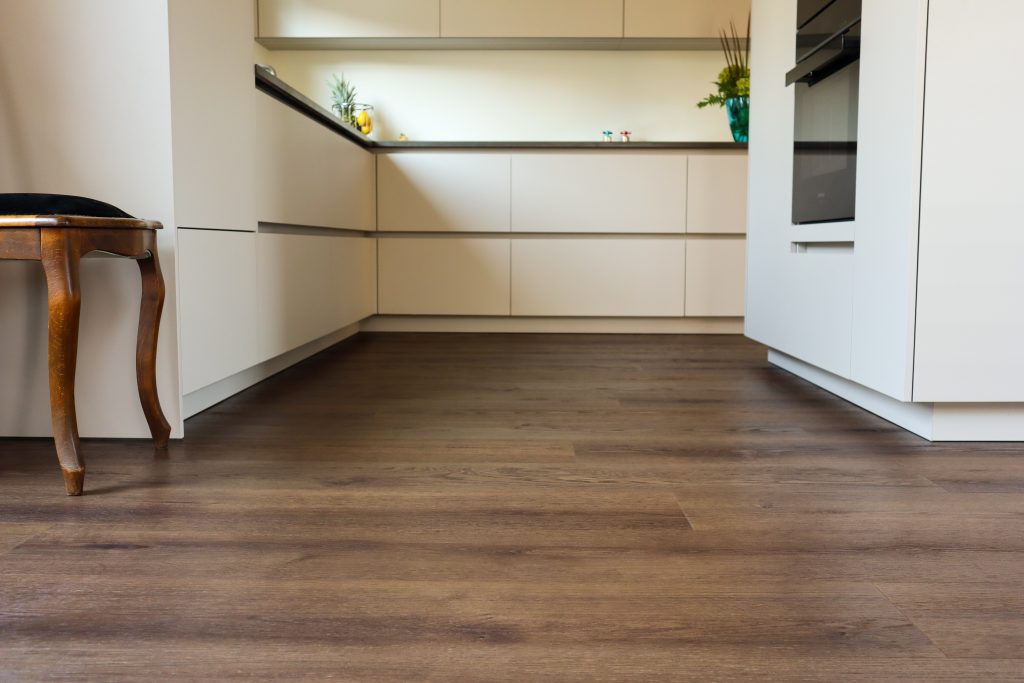Moderne keuken met houten vloer