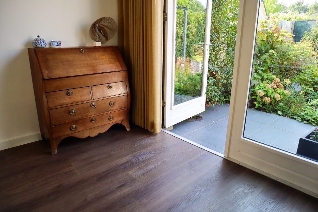 Kastje bij open deur naar tuin