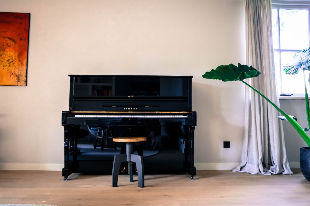 Zwarte piano in een moderne woonkamer