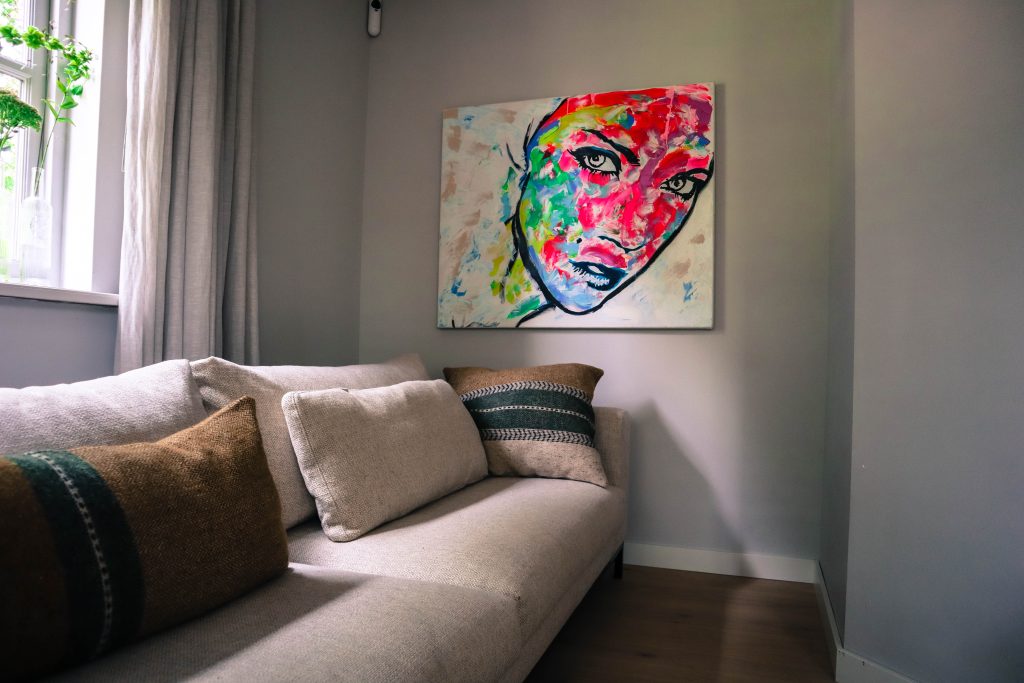 Moderne zitkamer met abstract schilderij