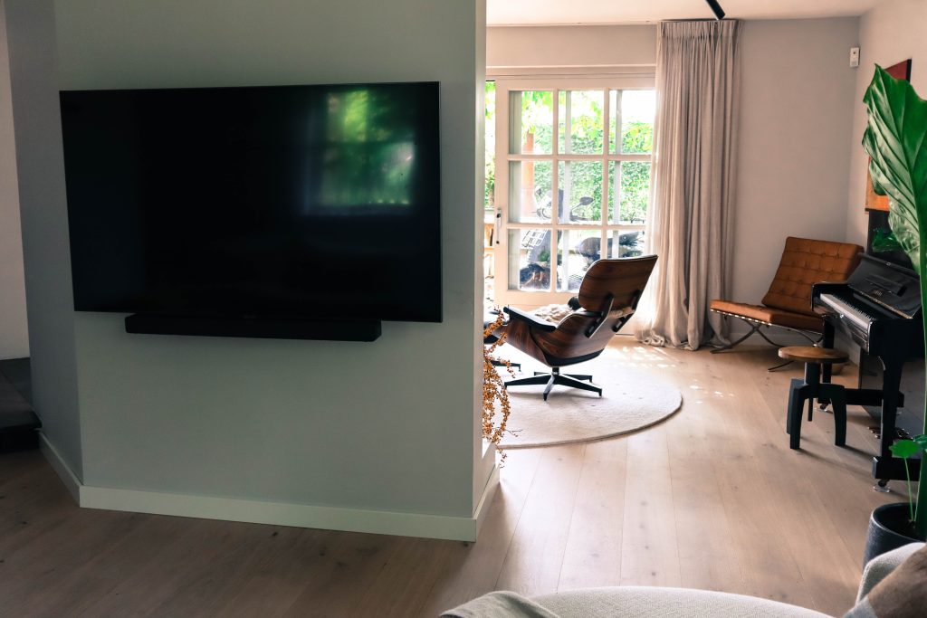 Moderne woonkamer met leren stoel en piano.