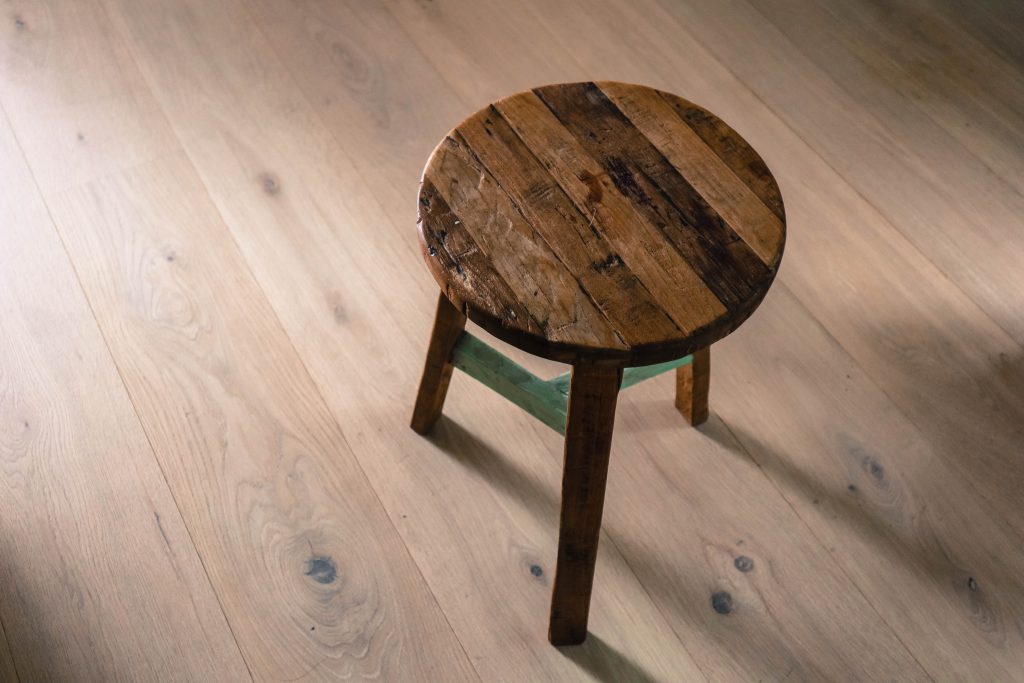 Houten krukje op houten vloer