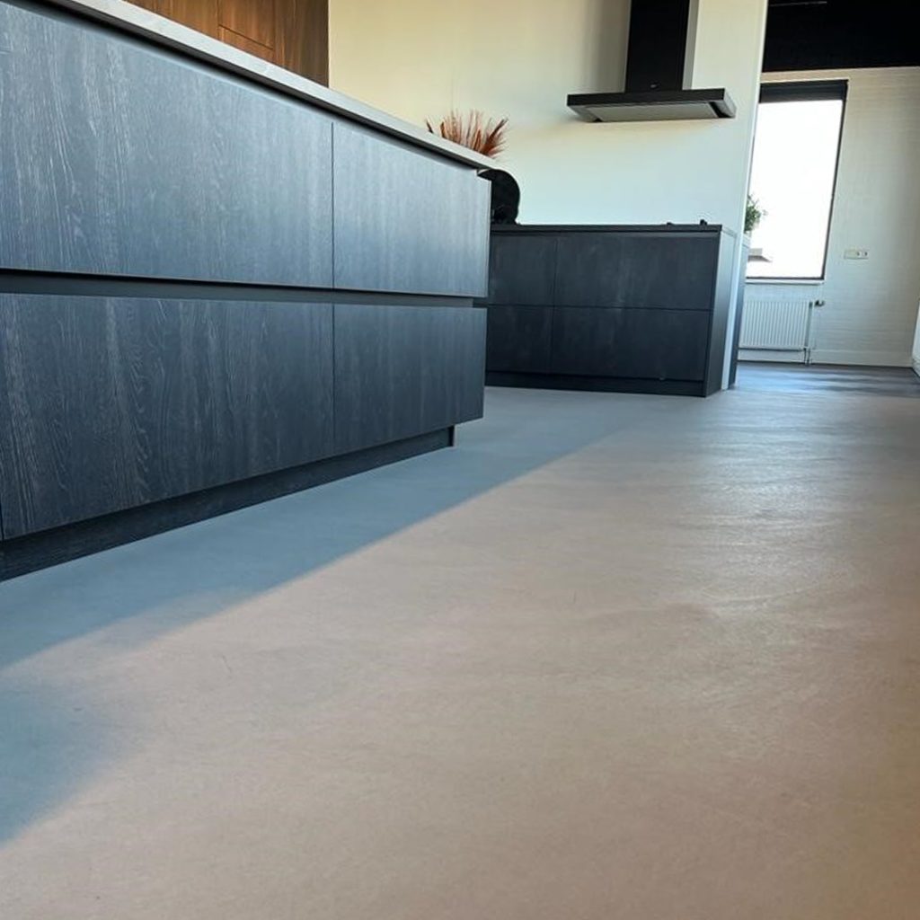 Moderne keuken met gladde vloer