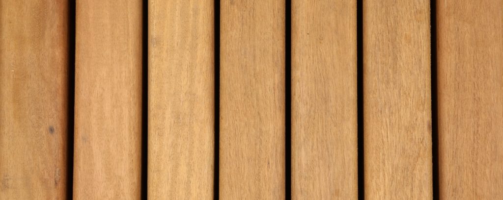Houten planken in parallelle lijnen.