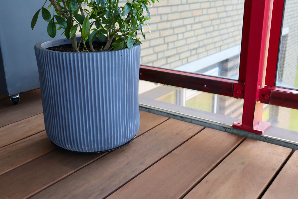 Ambachtelijk aangelegde houten balkonvloer in Itauba bij appartement in Veldhoven