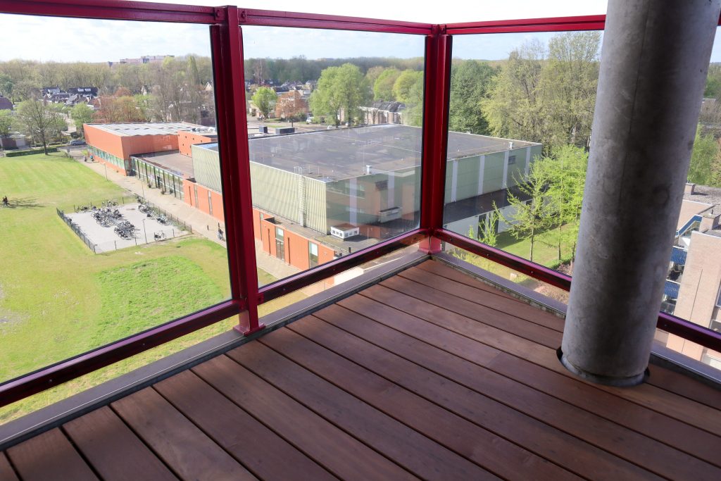 Ambachtelijk aangelegde houten balkonvloer in Itauba bij appartement in Veldhoven