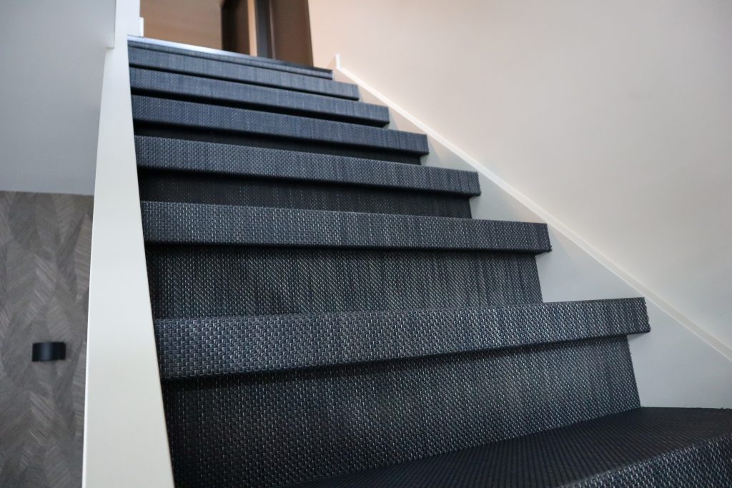 Traprenovatie met Woven trapbekleding in kleur Reflection zonder aluminium profiel