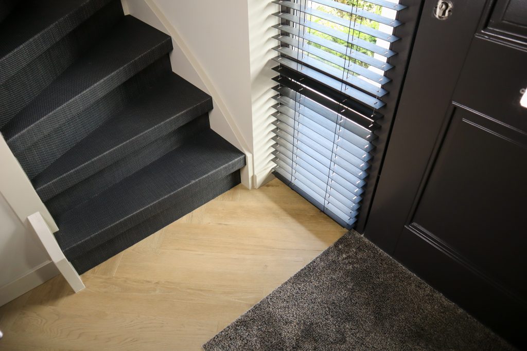 Trap en jaloezie in moderne hal
