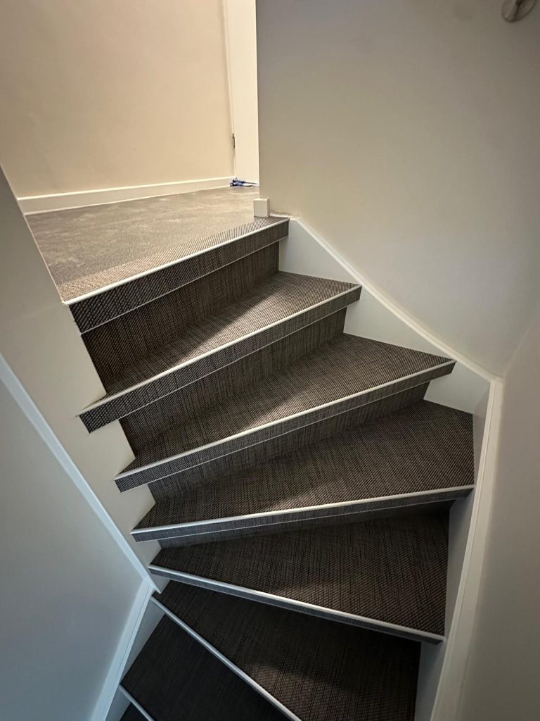 Bekleedde trap met antislip strippen.